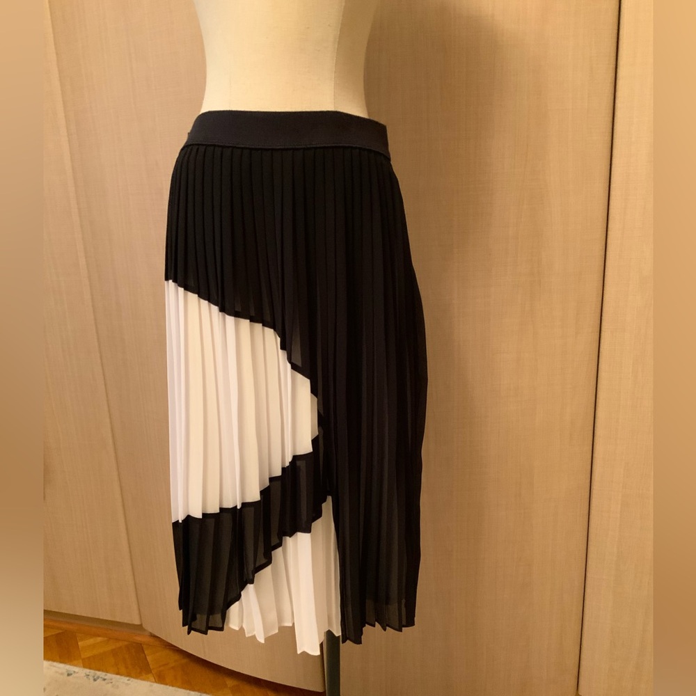 Bailey 44 Women’s Knee Length  A-Line Pleated Black-White Skirt Size Small